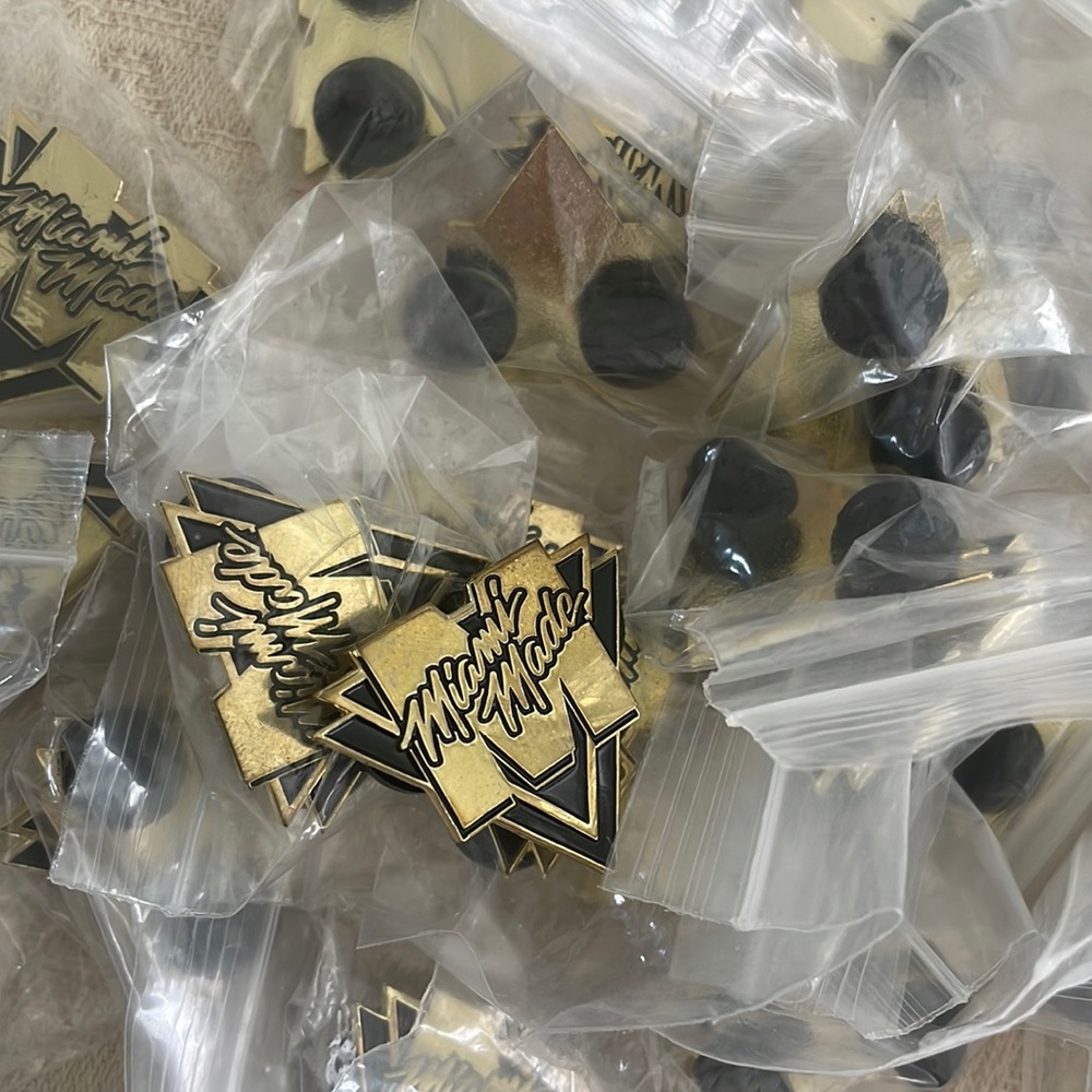 Miami Jacket Pin - Picture 2 of 3